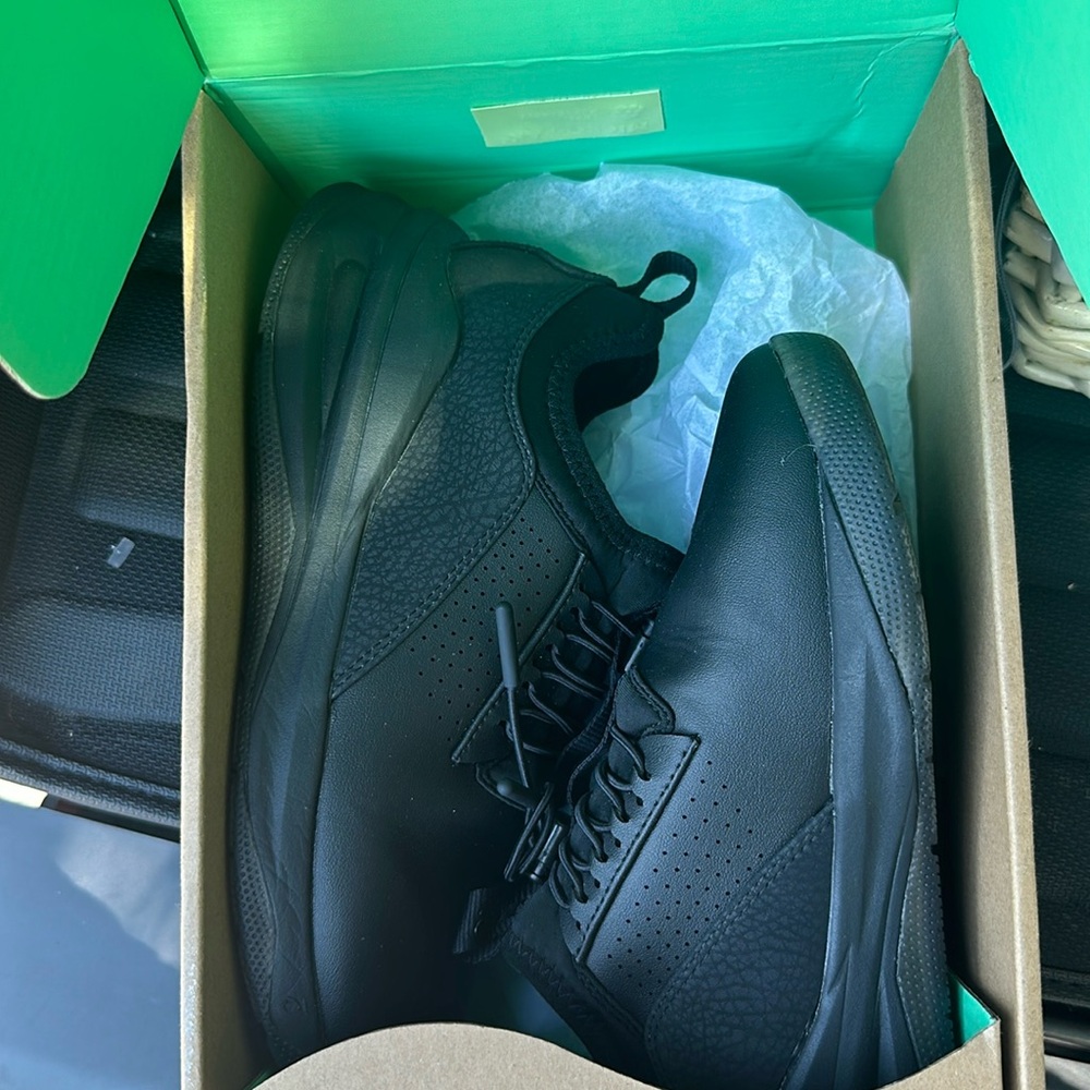 Clove Classic All Black Option Women’s Size 8